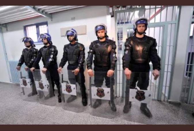 Savaşta değiliz.
Altı üstü cezaevinde sayıma gidiyoruz...
Bu arkadaşların tam olarak görevi nedir?

Sesimi Duyan Varmı