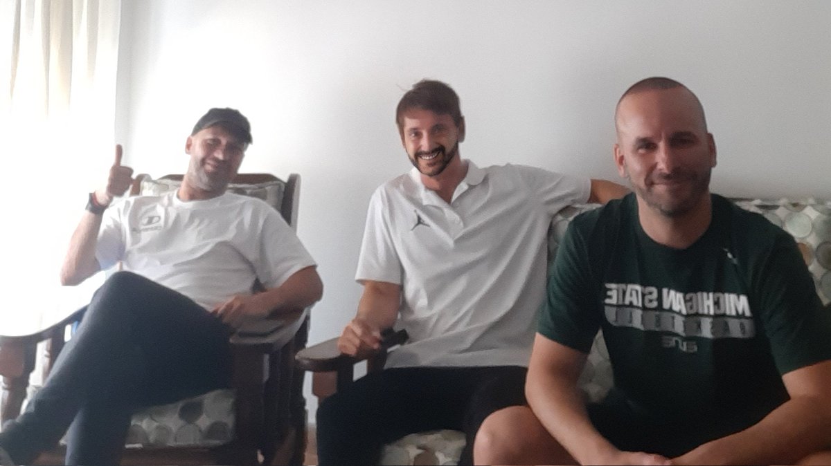 Almuerzo con HERMANOS
<a href="/leocosta_79/">leo costa</a> <a href="/ManuAnglese/">Manuel Anglese</a> 
#TeamMNAgent 🏀🏀🏀🏀
