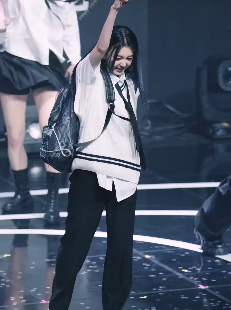 sooyubin's tweet photo. "i wanted to perform my self-written song" - dami during boca era

dami this comeback performed 2 of her self-written songs in front of a crowd for the first time and look how happy she is. 😭

so so proud of you rock star! ❤️ https://t.co/qbaiZRa0ZQ