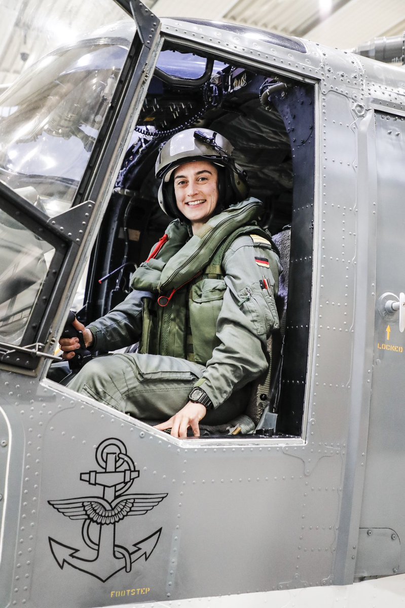 DrJessicaRitter's tweet photo. #Marinefliegerin aus Überzeugung. KKpt Z. ist 1 von 3 #Pilotin|nen in #Nordholz. Vor wenigen Wochen durfte ich sie kennenlernen. Eine beeindruckende Persönlichkeit ❤️
Weg vom Alleinstellungsmerkmal hinein in die #Vorbild|funktion.
#WirSindMarine ⚓️ https://t.co/br5Y7NRRVd