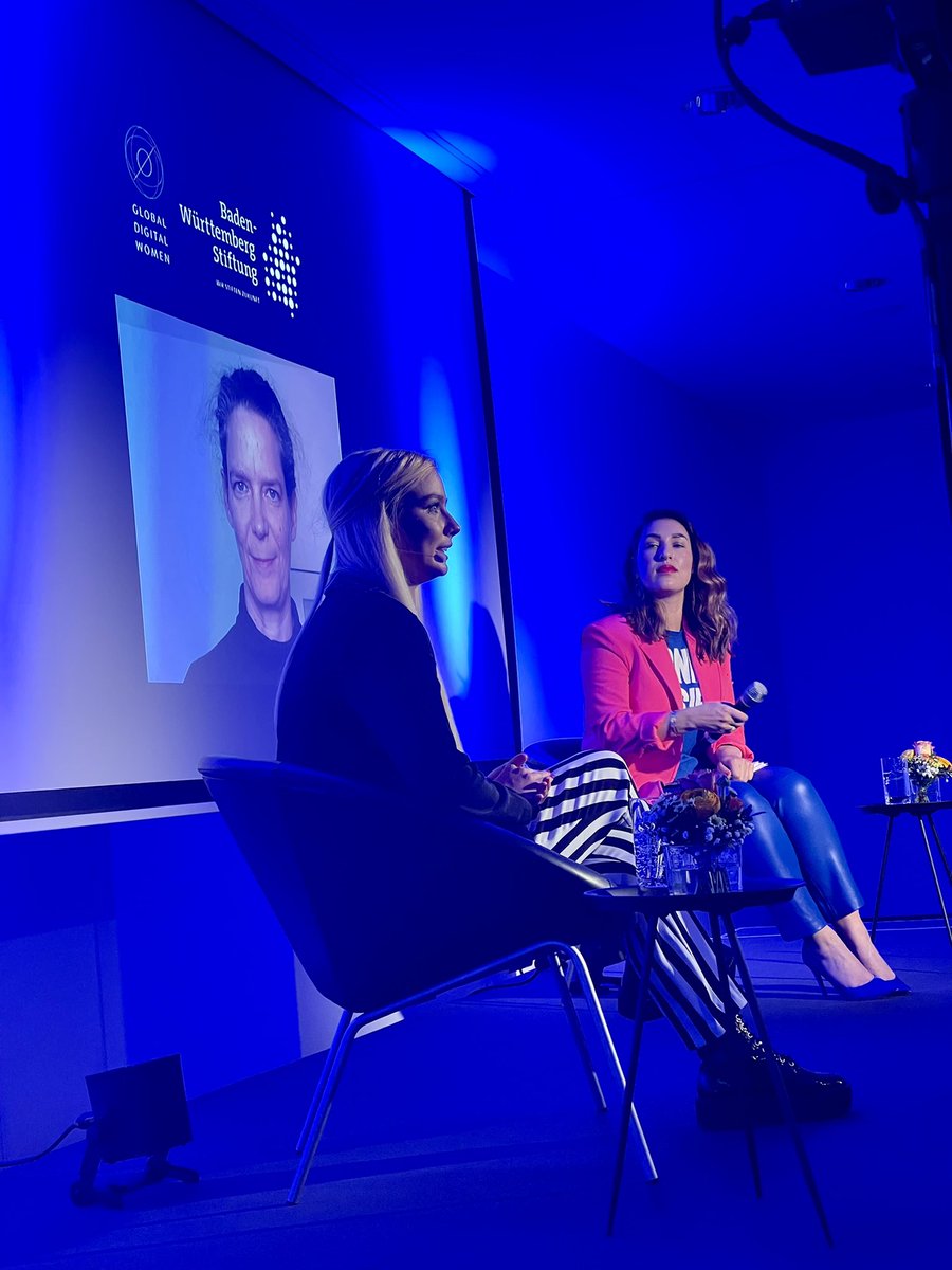 lukizzl's tweet image. Endlich wieder #GlobalAfterwork von @bwstiftung &amp;amp; @gd_women vor Ort in #Stuttgart 🙌 #GDWinSTR

▶️ #AI vs. #Ethics ◀️

@TijenOnaran im Gespräch mit Marie Weedermann und Prof. Frauke Kreuter 🧠 🤖 📱♥️🌱