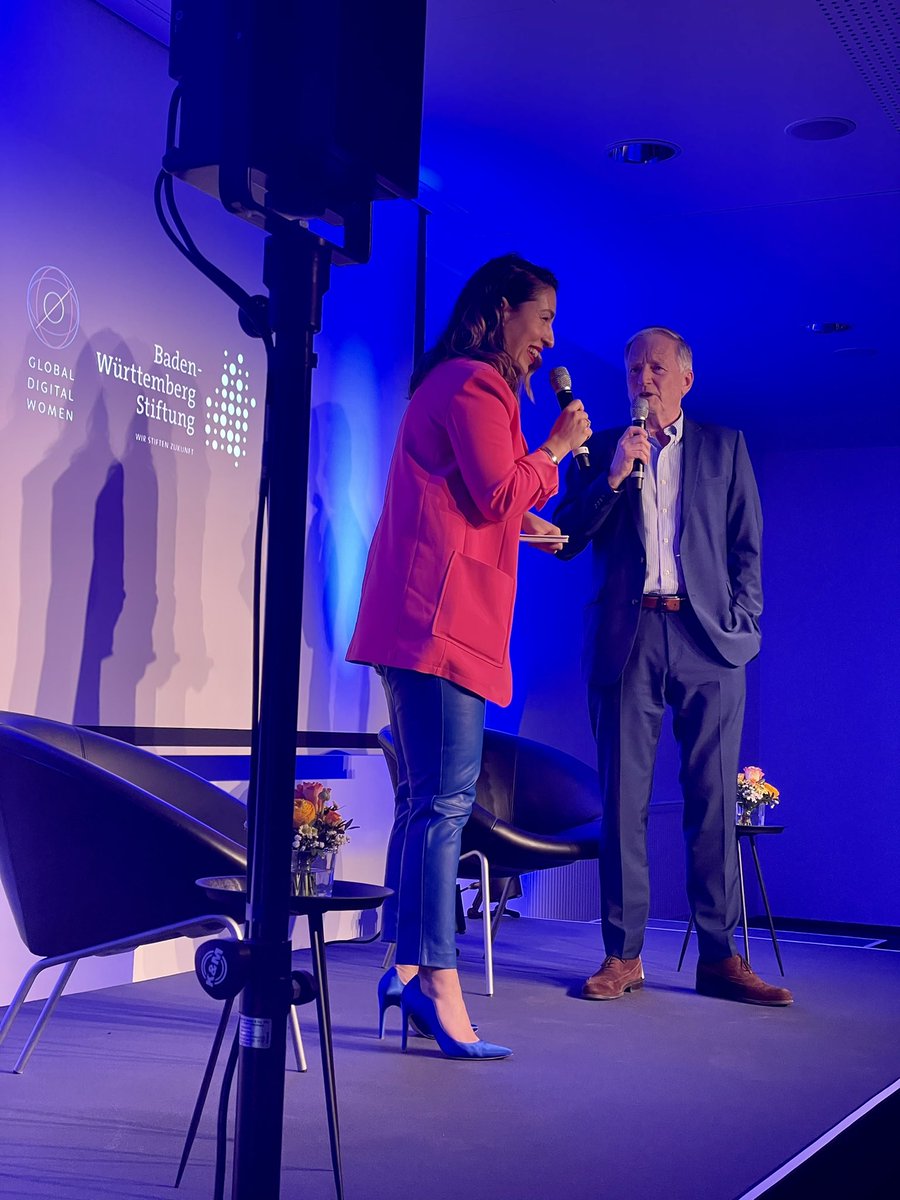 lukizzl's tweet image. Endlich wieder #GlobalAfterwork von @bwstiftung &amp;amp; @gd_women vor Ort in #Stuttgart 🙌 #GDWinSTR

▶️ #AI vs. #Ethics ◀️

@TijenOnaran im Gespräch mit Marie Weedermann und Prof. Frauke Kreuter 🧠 🤖 📱♥️🌱