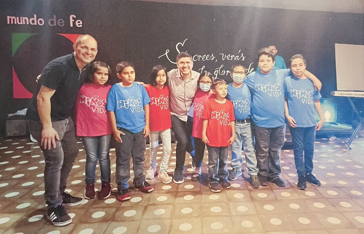 DannyDiaz100's tweet photo. Mi mayor recompensa este fin semana pasado en El Salvador fue este testimonio. 👇👇👇

Estos niños por mucho tiempo estaban orando por mesas y sillas para su clase de escuela dominical. Se sentaban en el piso cada Domingo. Con la ayuda de Dios pudimos conseguir mesas y sillas. 🙌 https://t.co/YLqgzzQ9Ri
