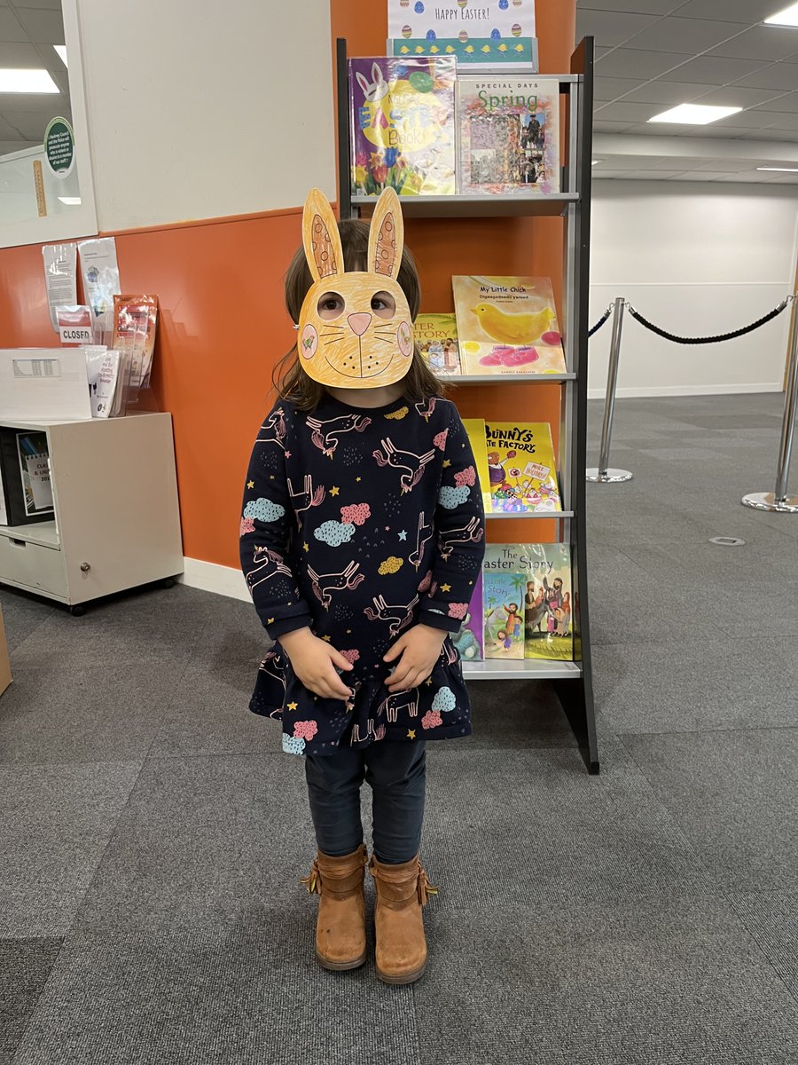 hackneylibs's tweet image. We had an eggscellent card-making event at #HackneyCentralLibrary today - we even found some special bunny masks to keep everyone hoppy in the run-up to #Easter 🐰