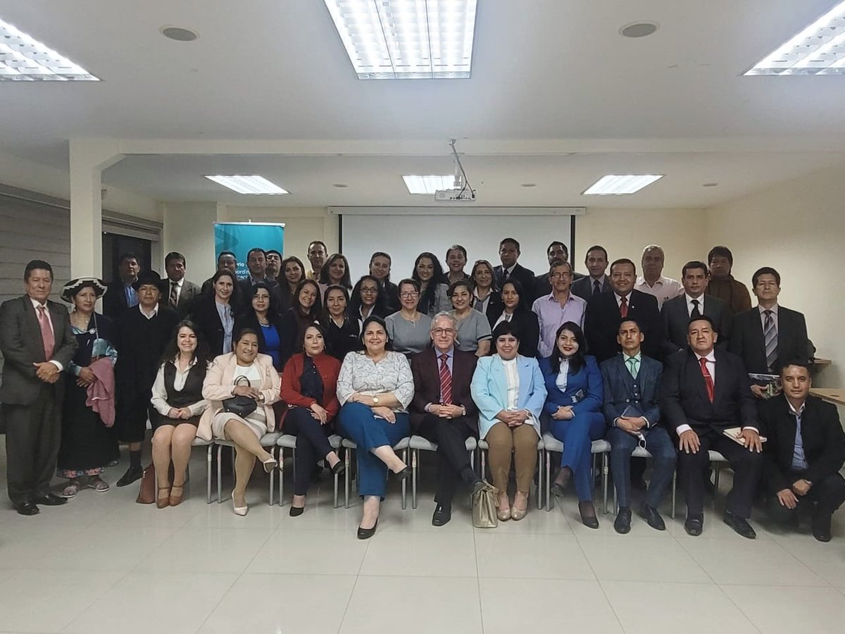 Hoy I tuvimos la oportunidad de estar en la ciudad de Loja, donde conjuntamente con docentes y directivos de IE, dialogamos con nuestra viceministra <a href="/CinthyaGame/">Cinthya Game Varas</a> y abordamos temas pedagógicos y de innovación.
#EncontremonosPorLaEducación
<a href="/FenixLa1240/">Fenix La 12-40</a> <a href="/mariabrownp/">María Brown Pérez</a>
 <a href="/samantha899fm/">Radio Samantha 899fm</a>