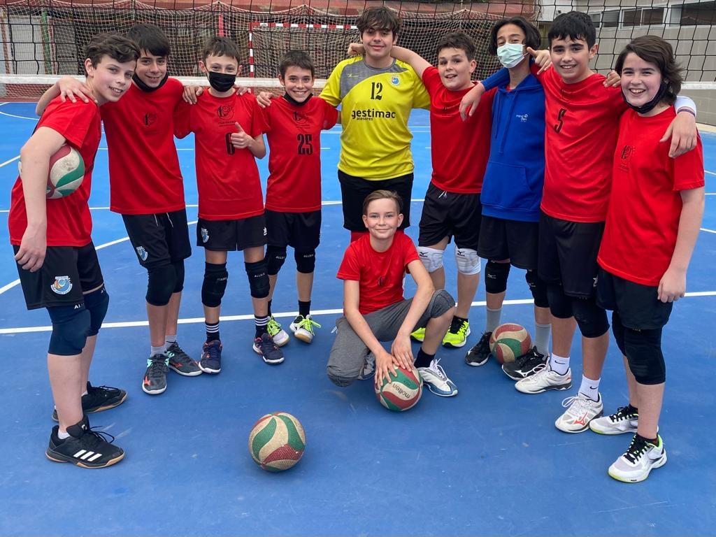 Estas semanas tenemos entrenando con nuestros equipos infantiles masculinos a Nikita, refugiado por el conflicto en Ucrania.

Estamos encantados de poder ofrecerle un rato de diversión y desconexión con nuestros chicos y que pueda disfrutar de un deporte que le encanta👏🏼💙💛