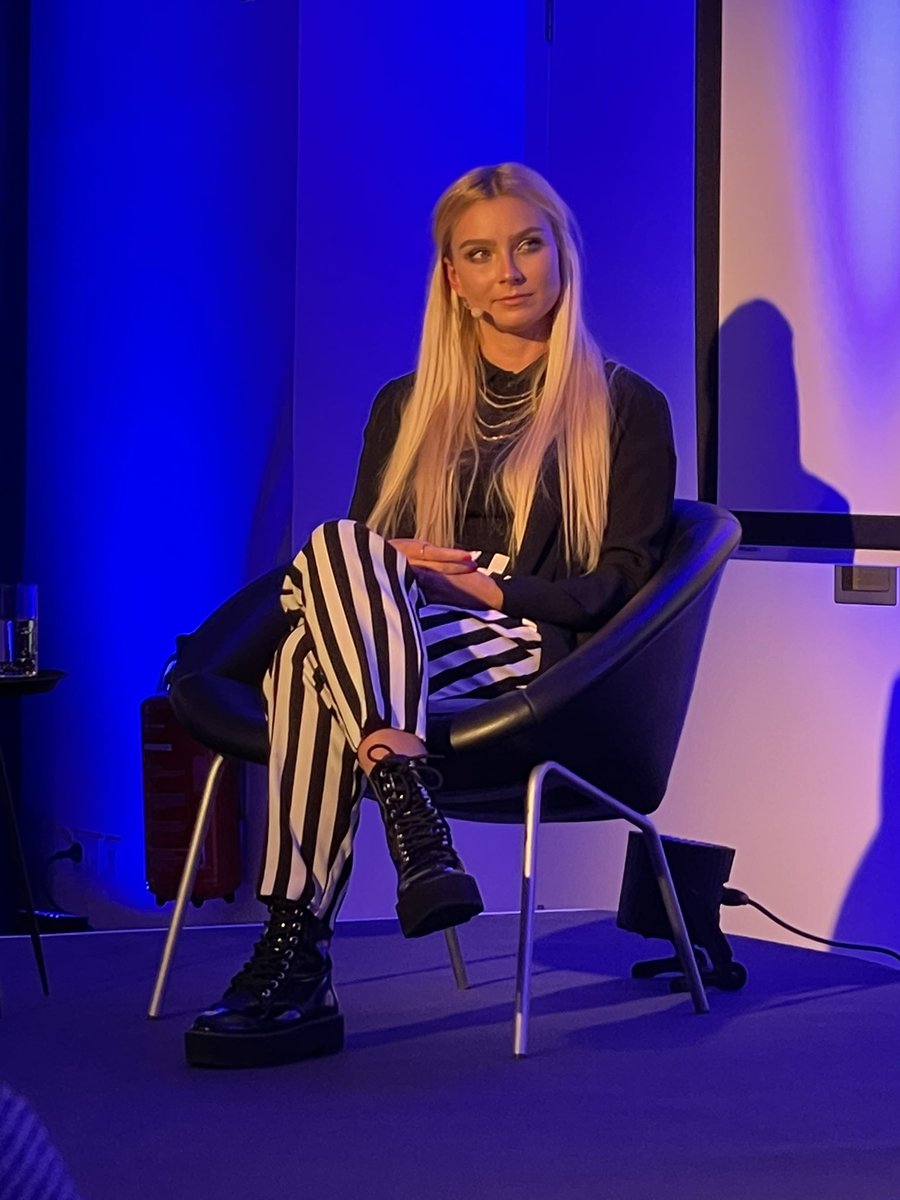 ewingo13's tweet image. Auf dem Global After Work der @gd_women sagt @MarieWeedermann, dass bei der Kurswahl vor dem Abitur oft zu wenig Unterstützung bei der Wahl gibt.
Mädchen bekommen zu wenig Ansprache von Bildungspersonen/ LehrerInnen zu technischen #MINT Berufen. #ArtificialIntelligence #gdwInSTR