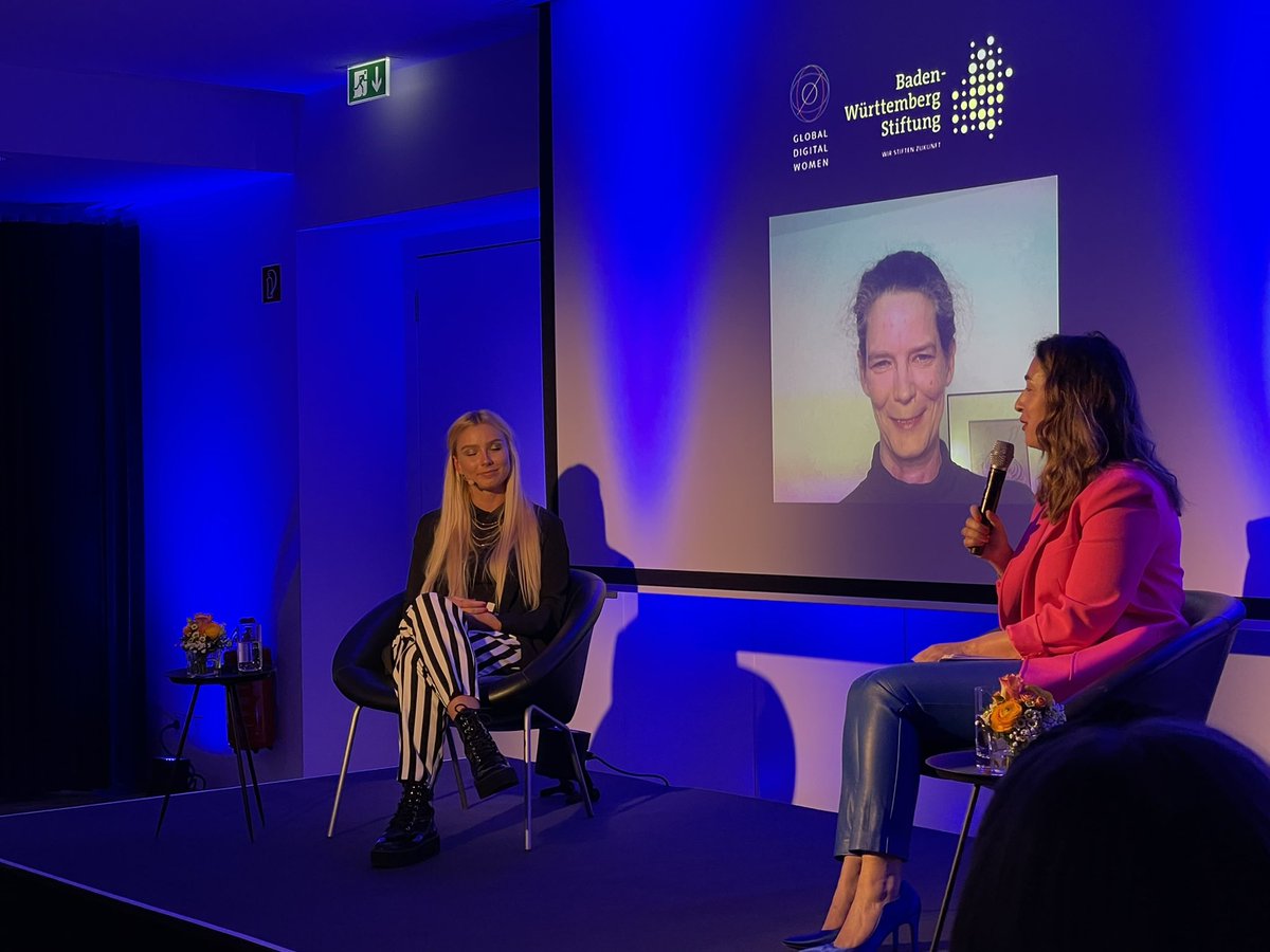 ewingo13's tweet image. Auf dem Global After Work der @gd_women sagt @MarieWeedermann, dass bei der Kurswahl vor dem Abitur oft zu wenig Unterstützung bei der Wahl gibt.
Mädchen bekommen zu wenig Ansprache von Bildungspersonen/ LehrerInnen zu technischen #MINT Berufen. #ArtificialIntelligence #gdwInSTR