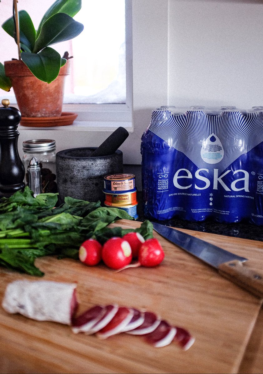 Cuisiner avec des produits frais et locaux, en buvant une eau fraîche et locale, par une belle journée ensoleillée : un grand plaisir printanier 💙 Vous avez des recettes à nous suggérer?