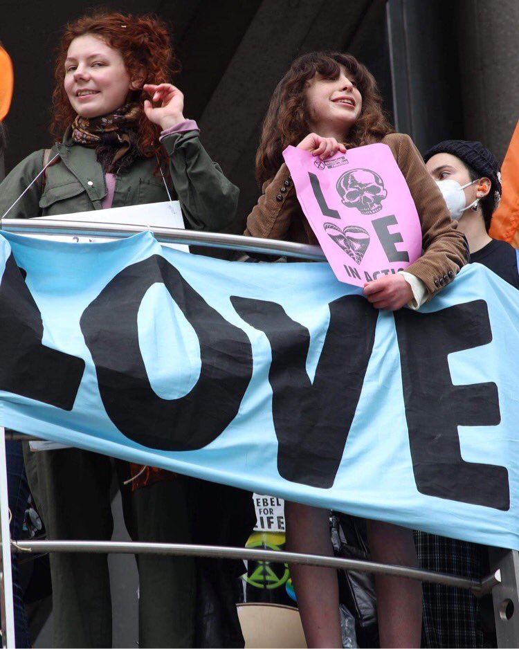 XRphotos's tweet photo. #Love โค๏ธ is enough !
#lloydsoflondon 12 April 22
๐ท Denise Laura Baker
#DocumentingBritain #DocumentingClimateProtectors
#endnewinvestment in #fossilfuels
#endfossilfuelsubsidies https://t.co/f0XI8c94M3