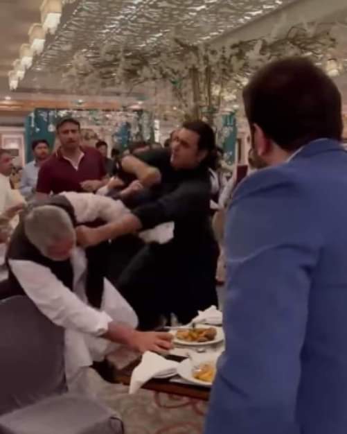 AKFixit's tweet photo. PPP's Mustafa Khokhar showing his boxing skills at an older man in Marriot Hotel, Islamabad.
#shameful https://t.co/OhlX22g9xD