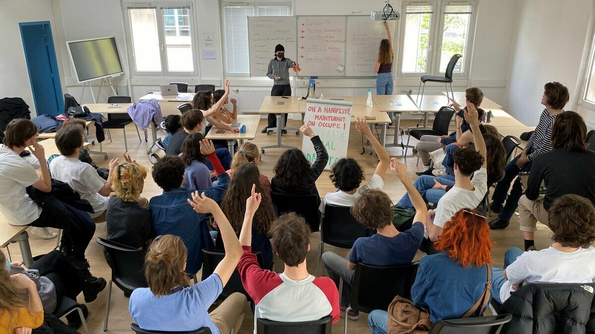 LeParisien_75's tweet photo. «Ni Macron, ni Le Pen» : à Paris, les étudiants bloquent les campus pour faire entendre leur voix
➡️ https://t.co/IG7TpGsQZj https://t.co/xW1TtgRqi2