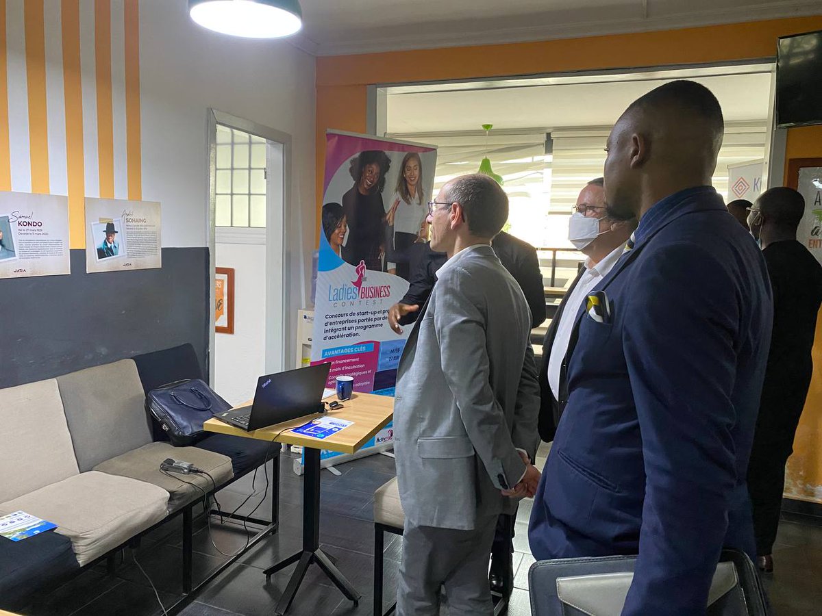 LaKmerTech's tweet photo. Les visites s'achèvent dans les locaux de @JabaSpace où nous avons échangés avec les entrepreneurs sur l'évolution des startups
#ambassadedefranceaucameroun
#kmertech
#ecosystem https://t.co/Dw5HXNeOhq
