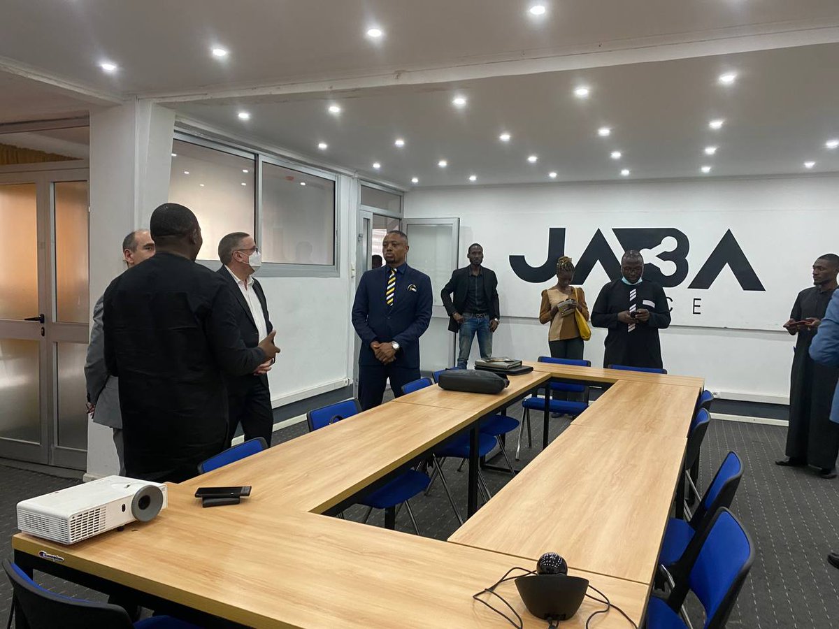 LaKmerTech's tweet photo. Les visites s'achèvent dans les locaux de @JabaSpace où nous avons échangés avec les entrepreneurs sur l'évolution des startups
#ambassadedefranceaucameroun
#kmertech
#ecosystem https://t.co/Dw5HXNeOhq