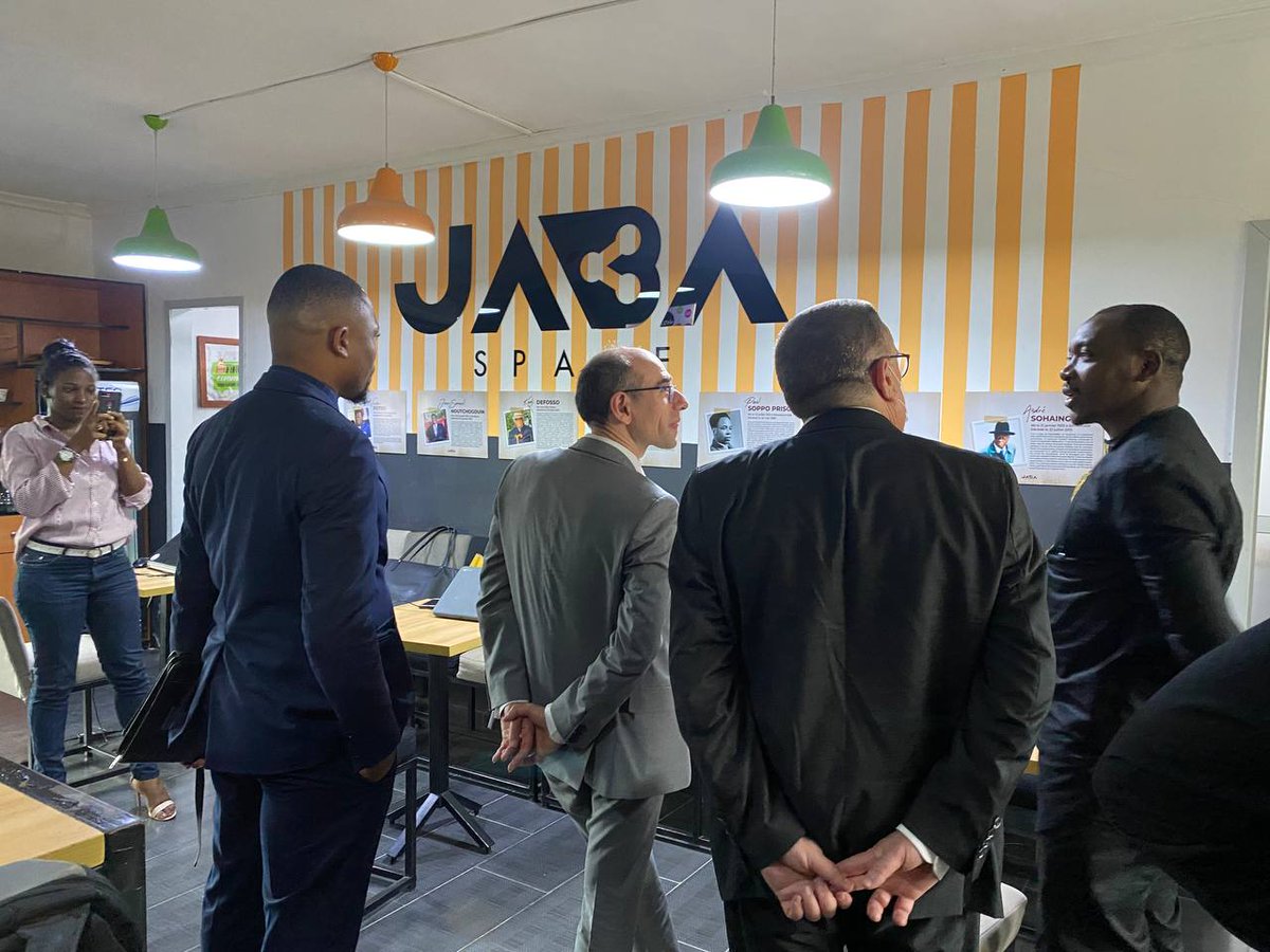 LaKmerTech's tweet photo. Les visites s'achèvent dans les locaux de @JabaSpace où nous avons échangés avec les entrepreneurs sur l'évolution des startups
#ambassadedefranceaucameroun
#kmertech
#ecosystem https://t.co/Dw5HXNeOhq