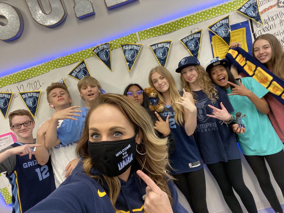Riverdale 8th grade LOVES our Memphis Grizzlies!!! 🐻💙💛  <a href="/WeAreRiverdale/">Riverdale Elementary</a> <a href="/memgrizz/">Memphis Grizzlies</a> <a href="/gmsdk12/">Germantown MSD</a> #GrizzSpirit #ponderthisscience