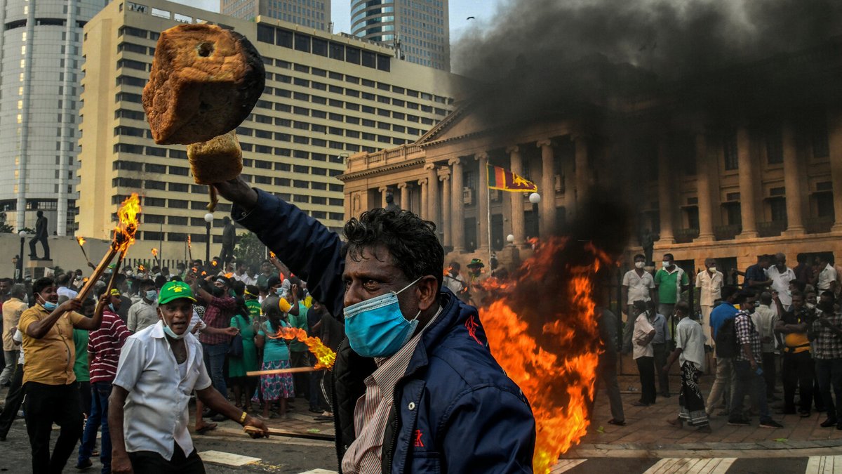 Yesterday #Russia missed its first debt payment. 

Today #SriLanka did the same. 

In 30 days they will be in default. 

Another 30 countries could follow. 

What is happening and what does it mean? 🧵