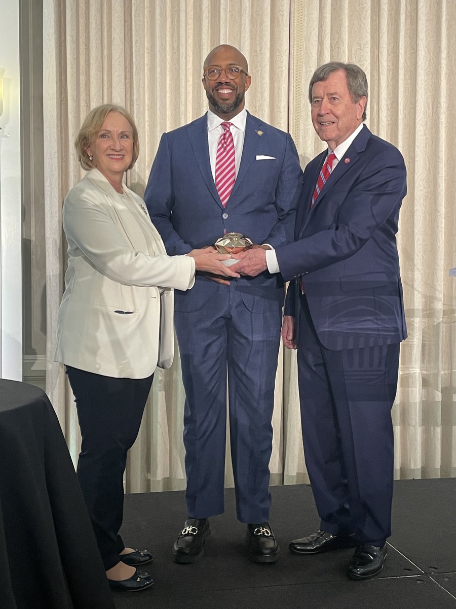 MaguireEthics's tweet photo. Huge congratulations to @MichaelSorrell, our 2022 J. Erik Jonsson #Ethics Award honoree! #SMUEthics https://t.co/Rsj3BY99ff