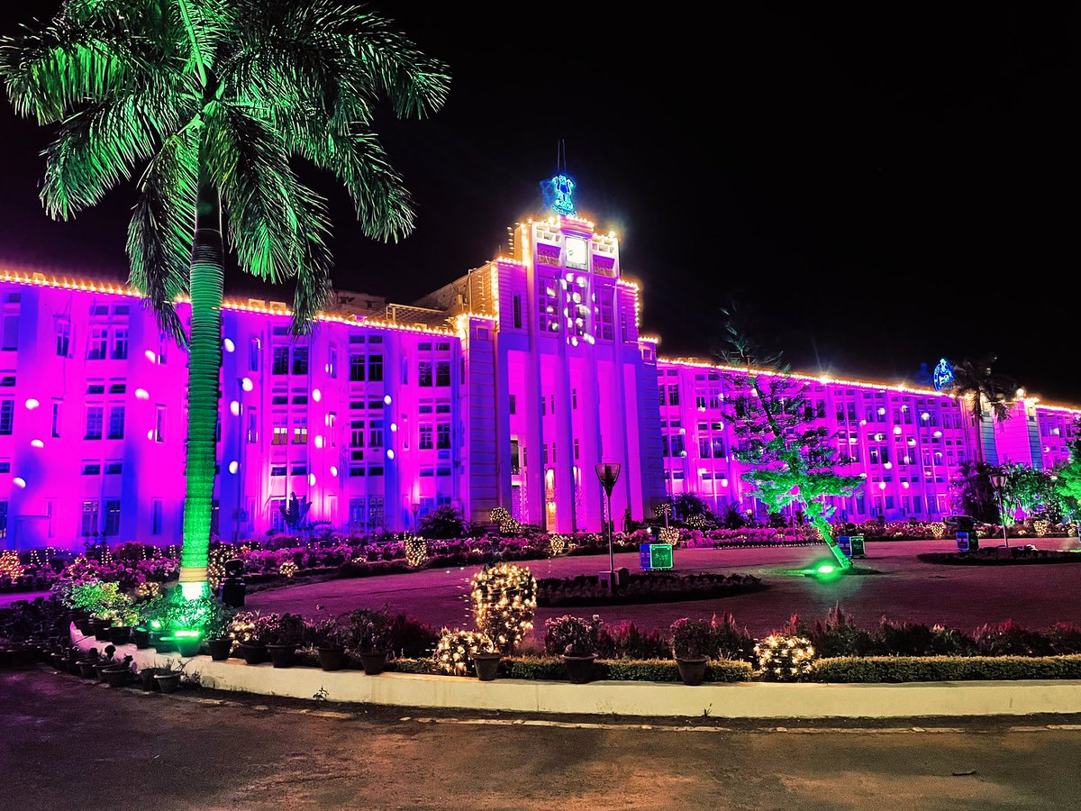 The #LokSevaBhawan lit up on the occasion of 74th Bhubaneswar Foundation Day.

Pt. Jawaharlal Nehru laid the foundation stone of #Bhubaneswar on 13 April 1948. 🇩🇪 Architect Otto Koenigsberger drafted the city’s masterplan for a population of 40,000.

Happy B’day Bhubaneswar ❤️