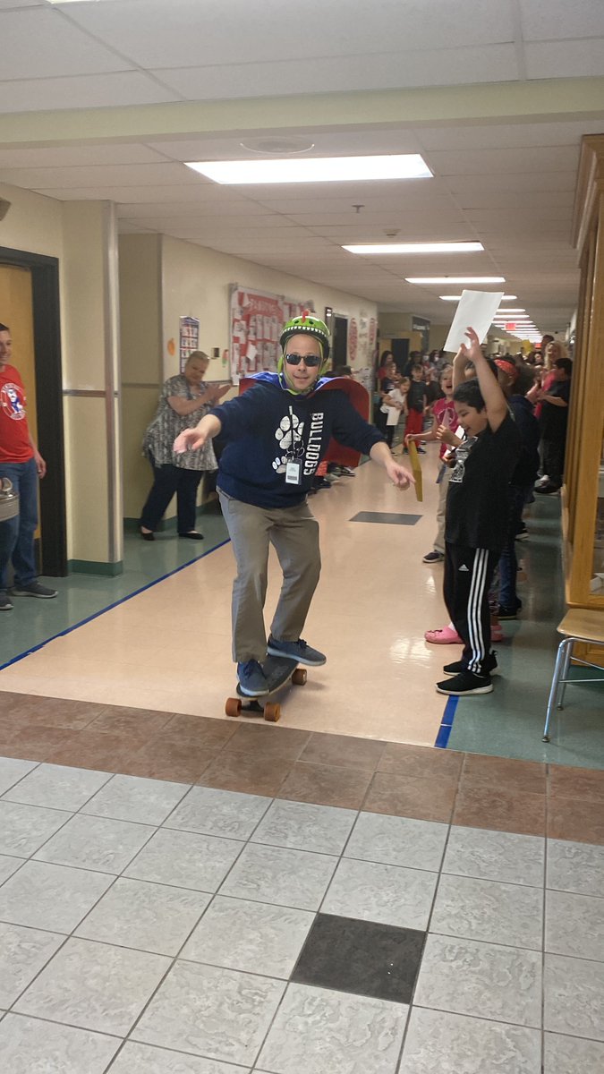 ErinLowman826's tweet image. March Reading Madness was a HUGE success due to our motivating principal!  The kids read well over 1,000 books with reading entries to watch him skateboard through our halls!  These are the moments they will remember!  Keep reading! @HowellMemorial #Howellreads @RayGredder