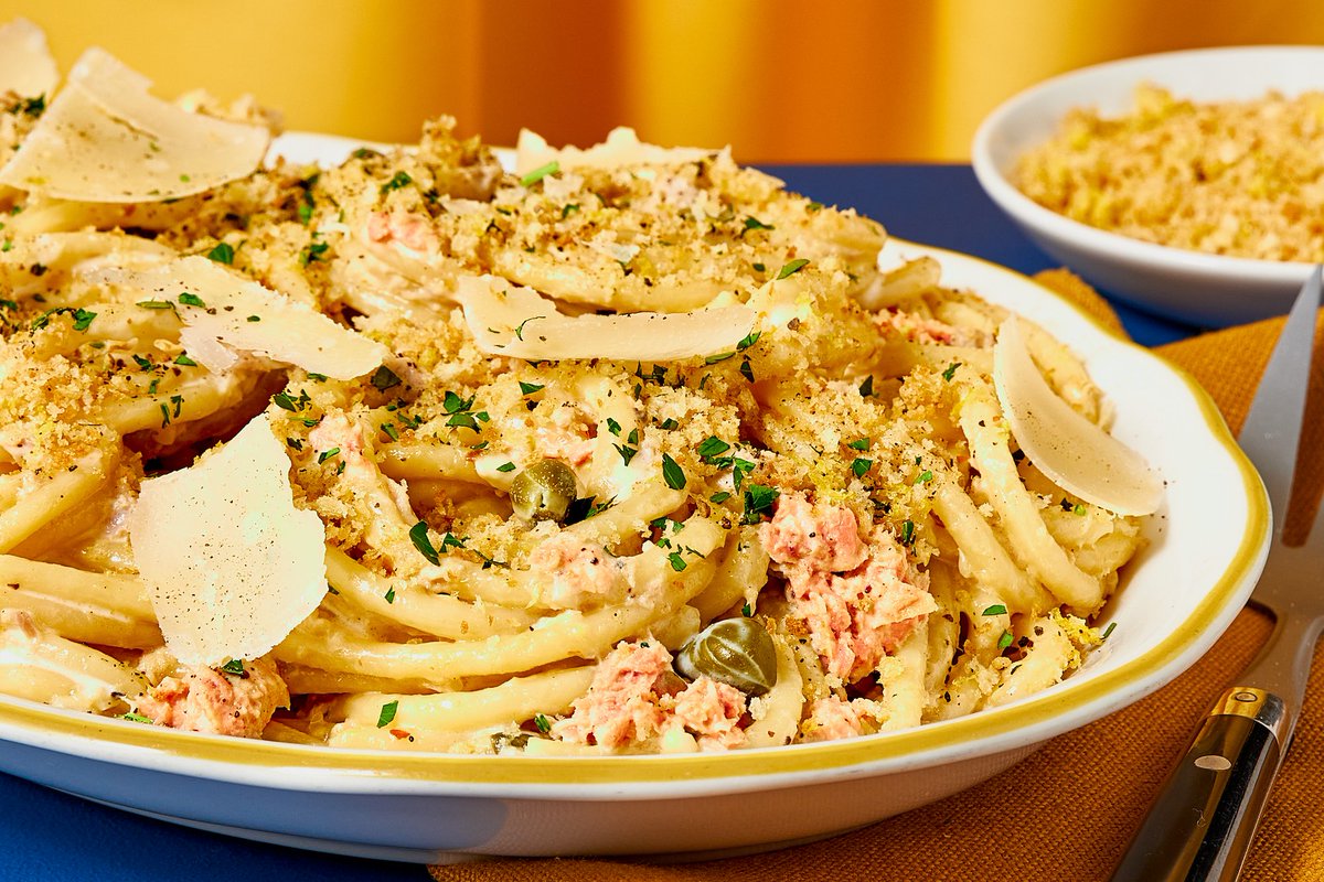 The holes in Bucatini pasta make it the best noodle to soak up all of the delicious sauce in our Lemon &amp; Pepper Tuna Bucatini.🍋 Not only do the noodles get coated in the velvety pasta sauce, they're filled with it, so you get that perfect bite every time. bit.ly/3uOH9MO