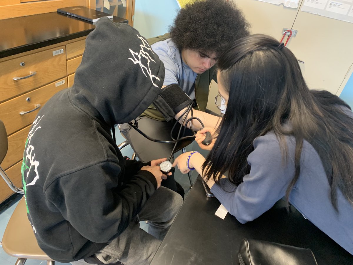 Science Exploration learning how to read blood pressure. Thank you EMT Ms. Leong ⁦⁦<a href="/nucleongs/">Catherine Leong</a>⁩ ⁦<a href="/mineolahs/">Mineola High School</a>⁩