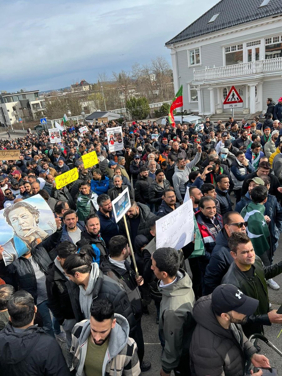 PTIofficial's tweet photo. Thousands of Pakistanis in Norway came out to show their support to Kaptaan, against the imported government. Support for PTI is growing all over the world 🇳🇴🌍🇵🇰
#امپورٹڈ_حکومت_نامنظور https://t.co/5uVkbisxJB