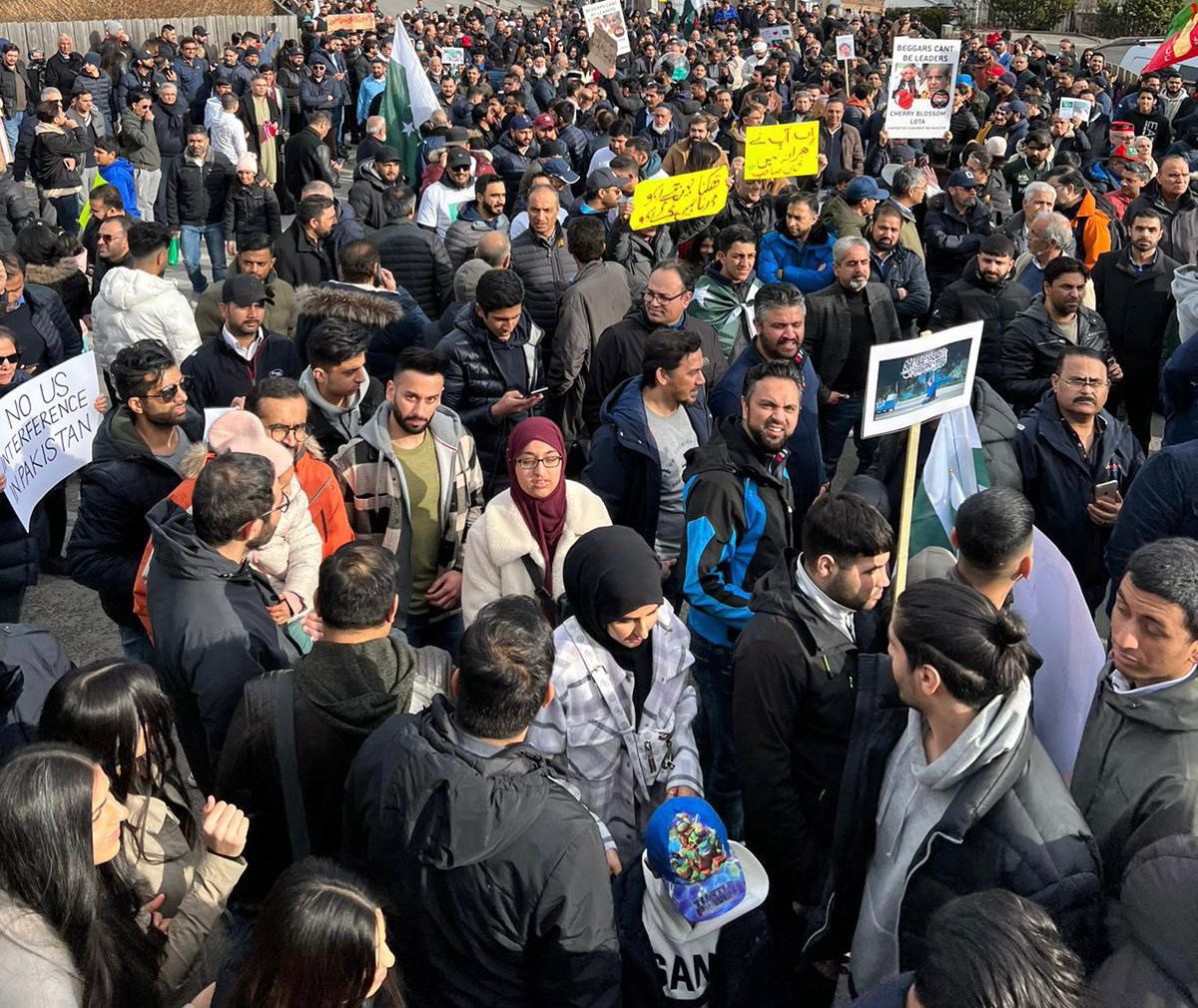 PTIofficial's tweet photo. Thousands of Pakistanis in Norway came out to show their support to Kaptaan, against the imported government. Support for PTI is growing all over the world 🇳🇴🌍🇵🇰
#امپورٹڈ_حکومت_نامنظور https://t.co/5uVkbisxJB