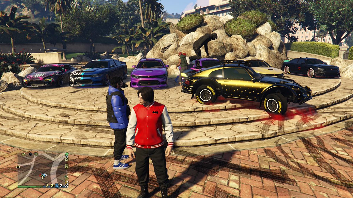 BatClanGaming's tweet photo. Having a car show at the Playboy mansion in #GTAOnline 😂 https://t.co/Ig1zqv0Wxv