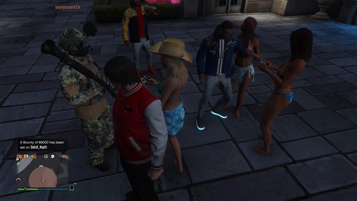 BatClanGaming's tweet photo. Having a car show at the Playboy mansion in #GTAOnline 😂 https://t.co/Ig1zqv0Wxv