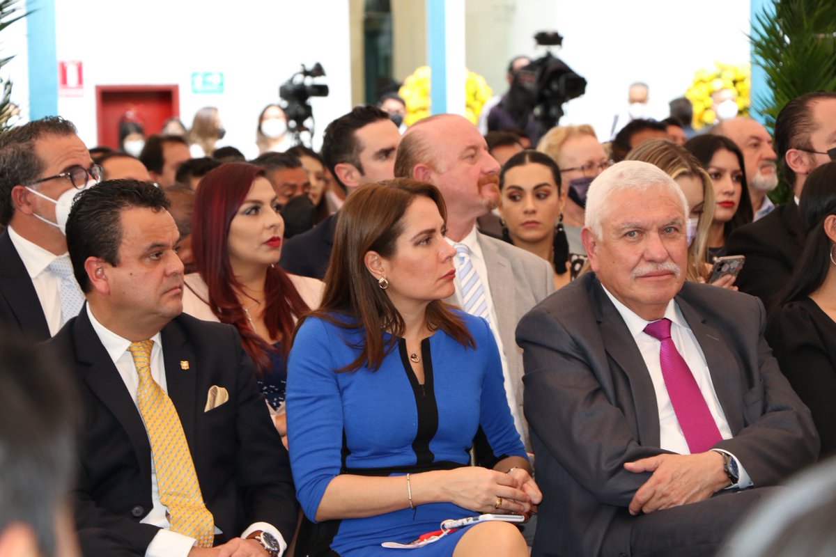 ¡Viva la reina hermosa de fuentes y flores!🎊

El gobernador <a href="/matiasabadm/">Matías Abad</a> asistió a la Sesión Solemne por los 465 años de fundación de #Cuenca, en la cual el presidente <a href="/LassoGuillermo/">Guillermo Lasso</a> ratificó el compromiso del Gobierno de impulsar el desarrollo del cantón e invertir en obras.🤝