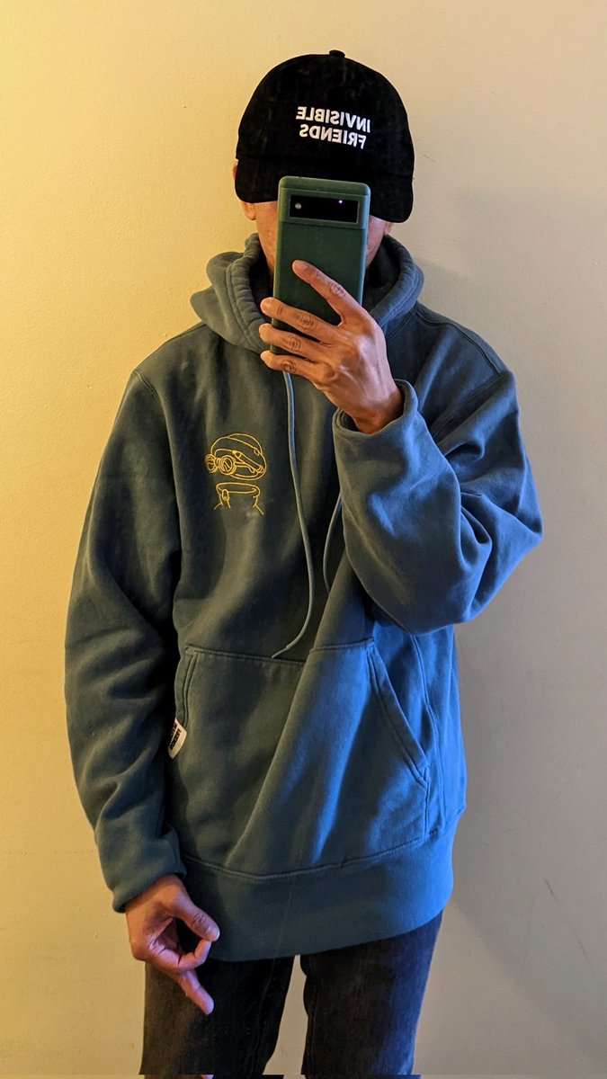 studiodelaron's tweet photo. I don't usually wear hoodies but this might just be the only exception. #newdripalert @InvsbleFriends @coinbilly @MotionMarkus thanks for the awesome product! I actually gifted my brother the black one but I'm taking the beanie! #dontlookdown https://t.co/wTCJbOVy54