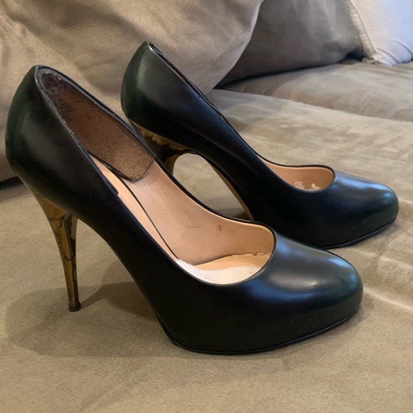 frenchspark's tweet photo. So good I had to share! Check out all the items I'm loving on @Poshmarkapp #poshmark #fashion #style #shopmycloset #ambiance #giuseppezanotti: https://t.co/TkOoAqEtXW https://t.co/UHMZq4TZbW