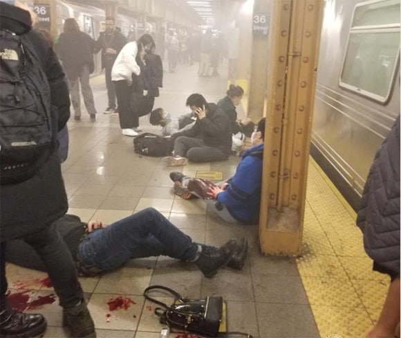 BrownSugar_Pop's tweet photo. 🚨📸 #Tiroteo 
Nuevo tiroteo en el metro de Nueva York 🤔 q dirá Biden sobre estos atentados? https://t.co/YXsNvCHTaf