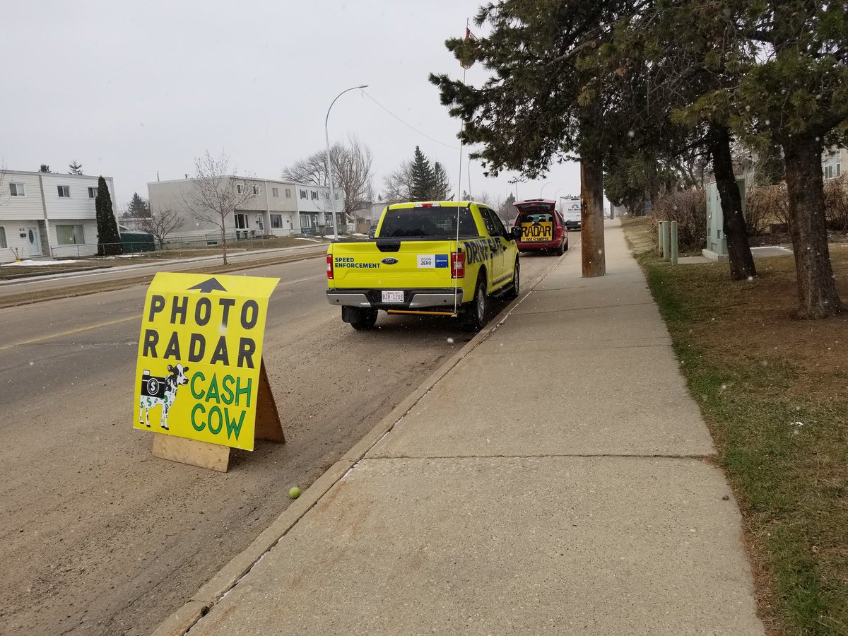 YEGMilkman's tweet photo. Financial Rapist shooting WB on 132ave @ 103st. #Not4Safety #yegtraffic #yegradarcity https://t.co/4Q3ybOPRWU