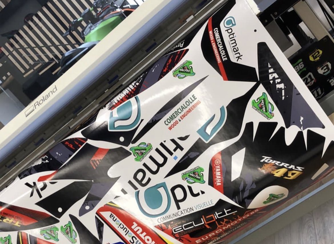 TOLLRacingTeam's tweet photo. Últimando los vinilos de uno de los 🚀🚀 que vamos a presentar este Sabado… adivinas para cuál de ellos es? https://t.co/t0Ih16emG5