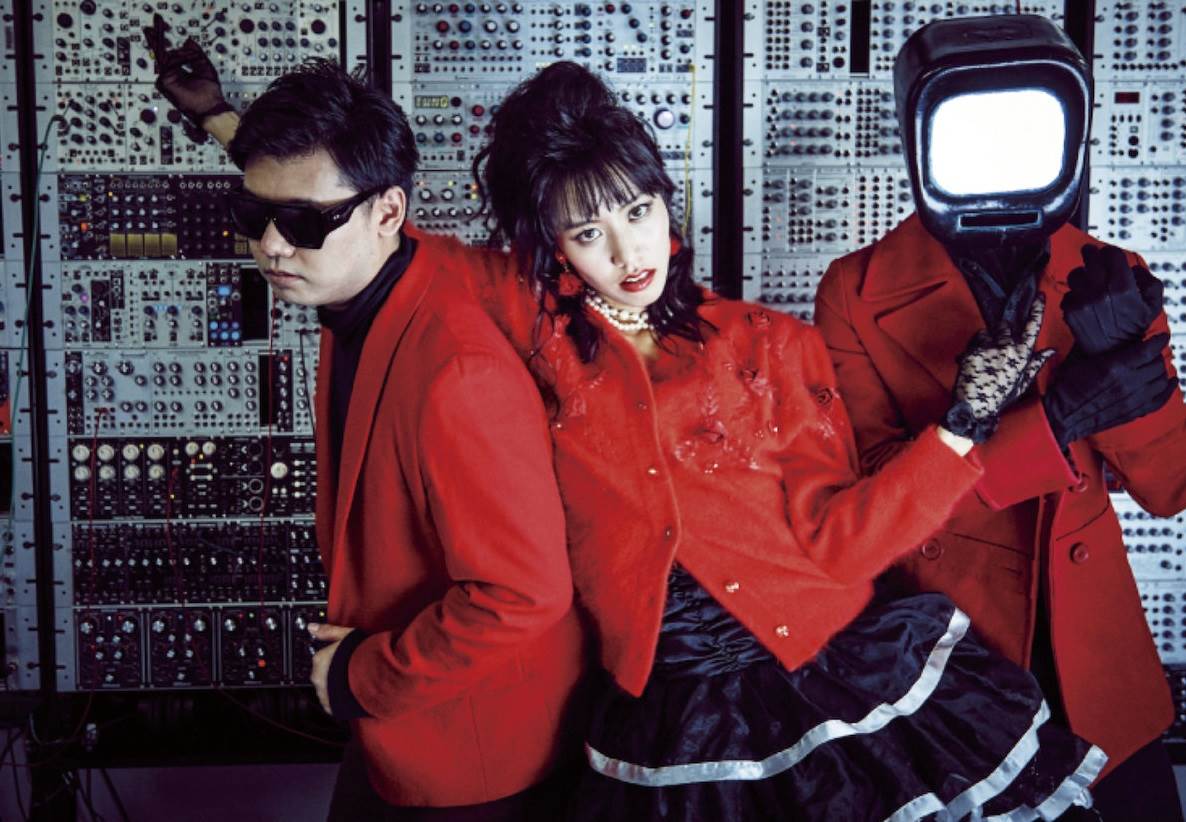 GalverseAnime's tweet photo. In university, she formed the synth-wave band '@SatelliteYoung'.  SY imagines a world where 80s synth music continued on as a distinct genre.

"We aim at becoming the idols of a past vision of the future - a Neo Tokyo."

They have performed all over the world including at SXSW. https://t.co/EO6coOhX56