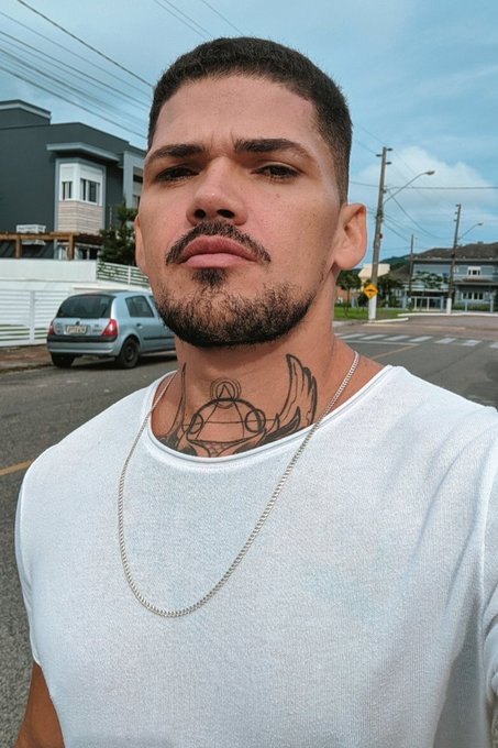 Cara de quem vai comer teu uc. https://t.co/r1WP6vI23q