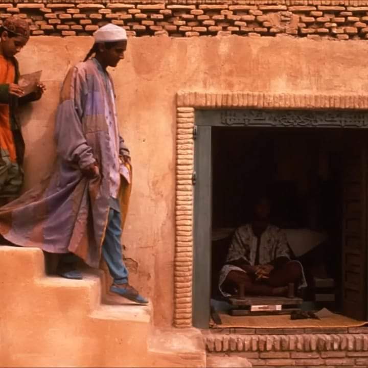 İnsanlar sık sık bir rüyanın peşinden koşar
Birgün karşılaşırlar ama onu hatırlamazlar.

Güvercinin Kayıp Gerdanlığı