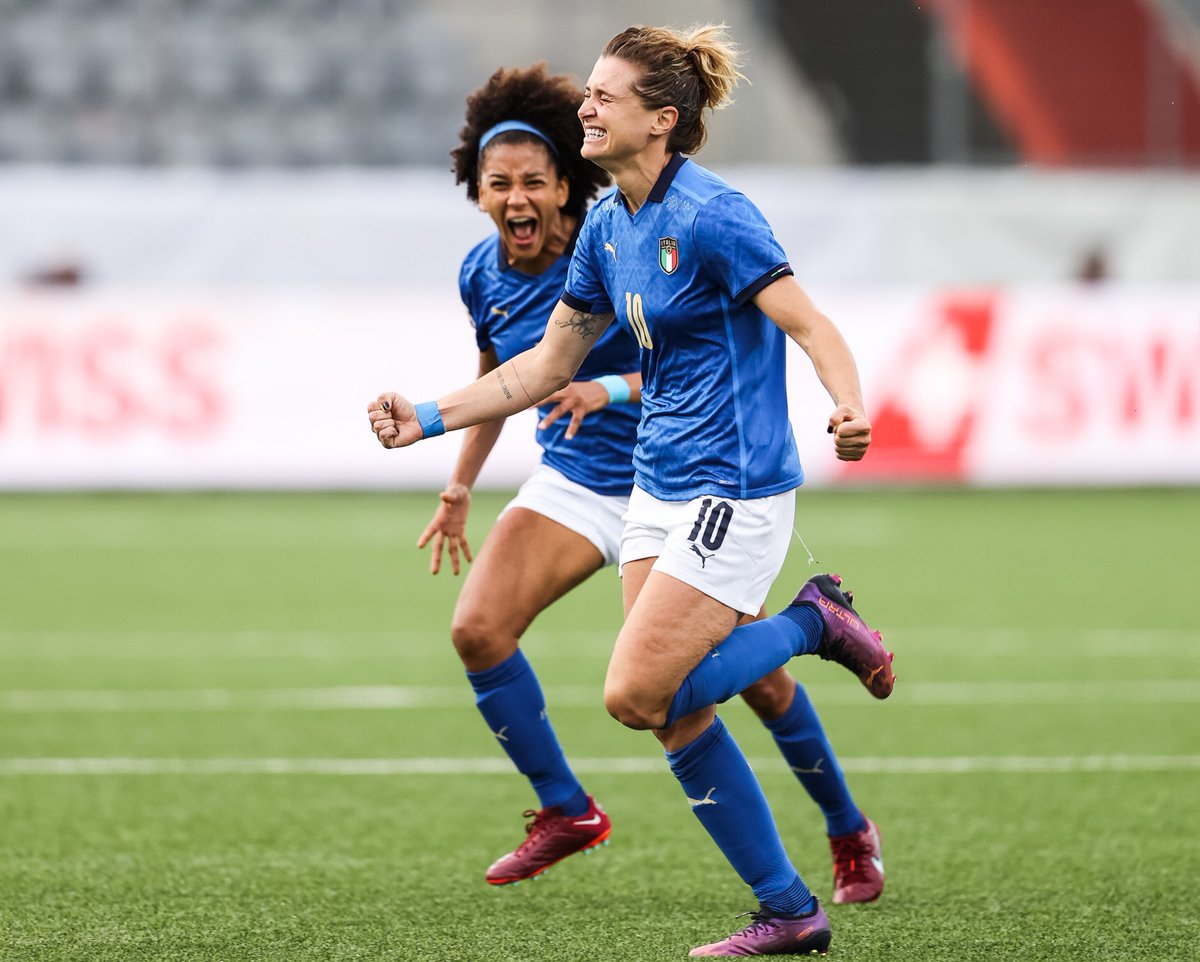 💙 Ci sono emozioni che non si possono descrivere ma solo vivere

"Il calcio femminile è il football riportato al suo DNA essenziale.
Quando la bellezza del gesto tecnico e la sapienza dell'estro erano più importanti della strabordante fisicità"
Cit. WV
#Azzurre