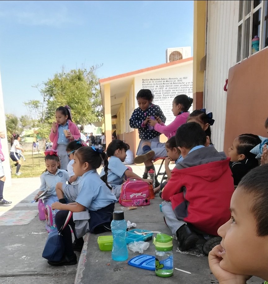 pearlbijou's tweet image. Mi hija con TDAH, tmb comía solita. Aunque la maestra los integraba, los compañeritos la rechazaban. Hoy es más consciente de que la aíslan y sufre. No hay forma de explicarle porque los demás la hacen a un lado. Es muy difícil tener una condición 'invisible'.