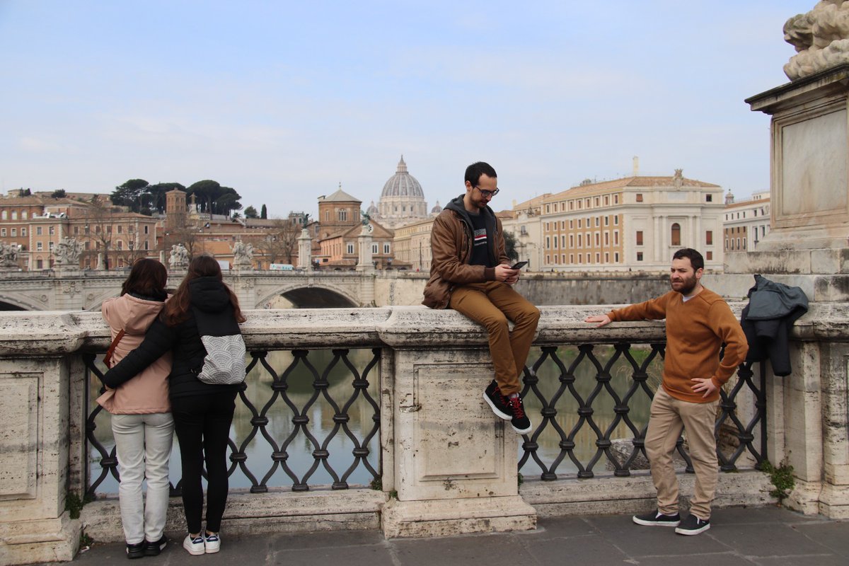 GuiuGrau's tweet photo. Vam anar a Roma i no vam voler marxar sense recrear la ja mítica portada de @MarcSarrats al National Geographic. Esperem que es converteixi en tradició turística, com tirar cuartos a la Fontana di Trevi o menjar pizza fins a rebentar. https://t.co/DLnz4CoCes
