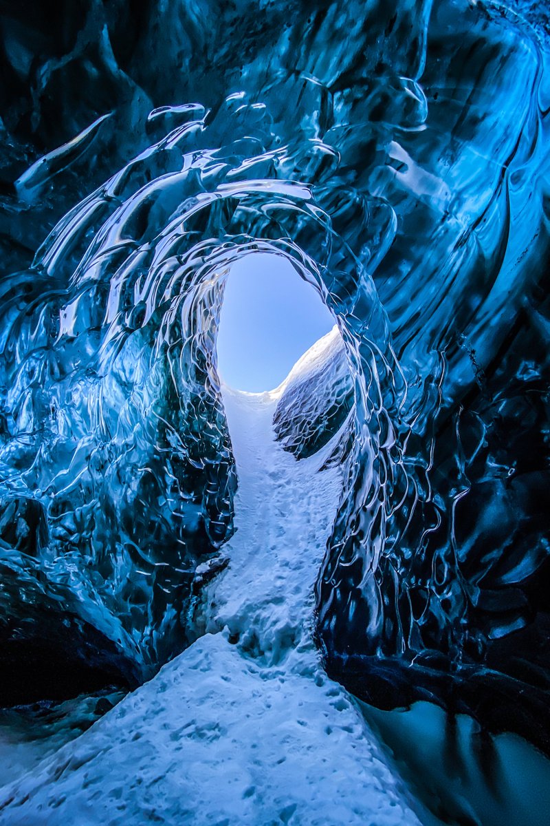LEEFilters's tweet image. Paul Murphy - Into the cave 
📍Under a Icelandic glacier on the South coast of #Iceland
⬛ @LEEFilters #SW150 #Polariser (with Lee SW adaptor ring)
📷 @NikonEurope #D750
⭕ #Nikon 20mm
⚙ 20mm @F2.8 - iso 100 - 1/80 
🔗 bit.ly/3Dtirpk 
#Benro tripods
#Tamrac bags