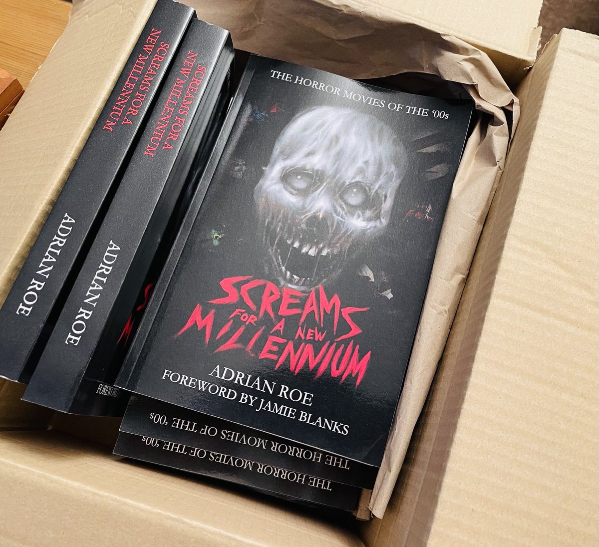 Firstscreamto's tweet photo. I have 2 signed copies of SCREAMS FOR A NEW MILLENNIUM to #giveaway! 📖

A comprehensive reference piece for '00s horror movies featuring my interviews with Jocelin Donahue, Joe Lynch, Jamie Blanks, Paul Verhoeven and many others.

Just RT this tweet before the 30th to enter! https://t.co/WZzTfTTaCx