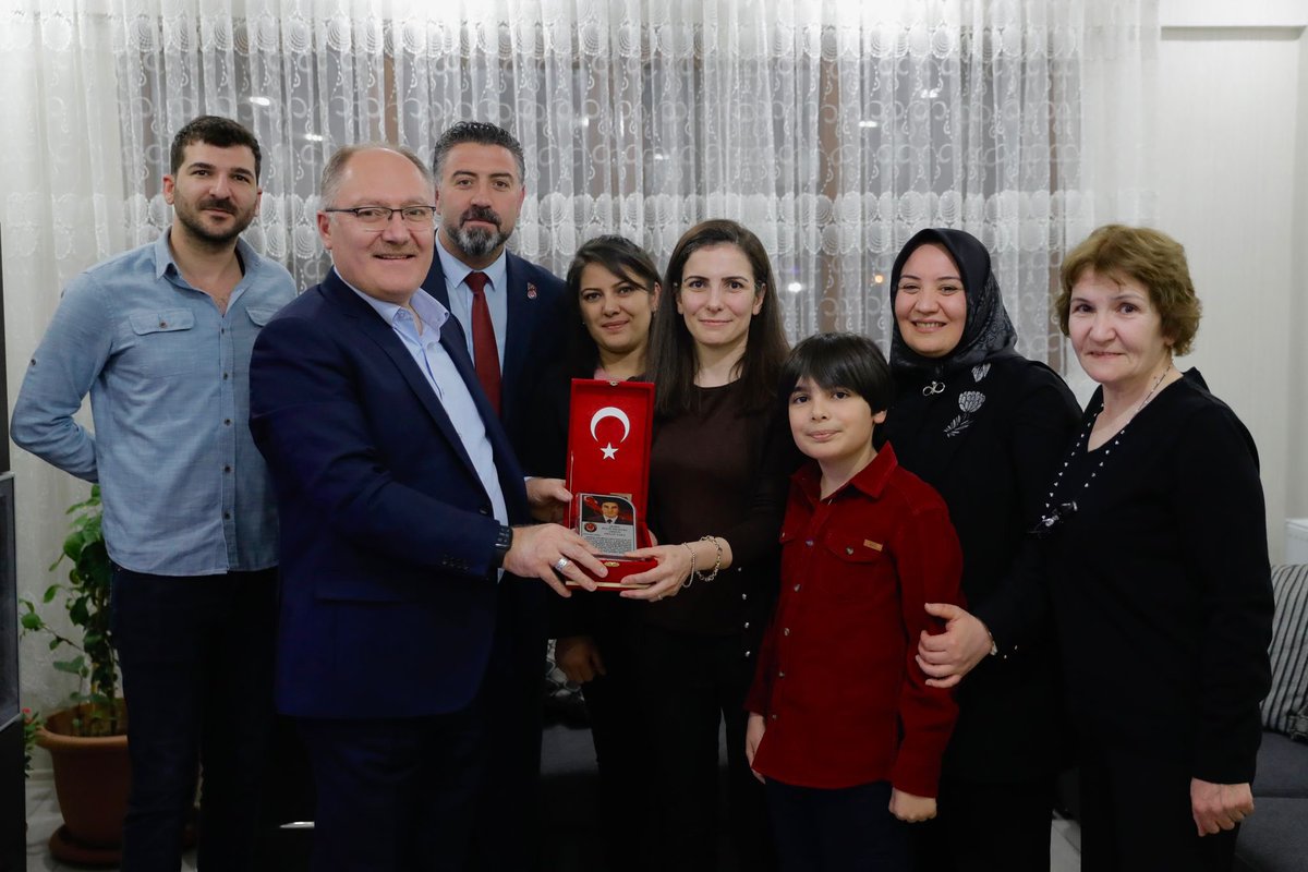avhilmibilgin's tweet photo. ❝ Şehitlerimizin emaneti başımızın tacıdır ❞

Bugün iftarımızı Şehit Aileleri Dernek Başkanımız  Fatih Deveci ile birlikte şehidimiz Adnan Saka’nın hanesine konuk olduk. https://t.co/VMXHxyjQdm