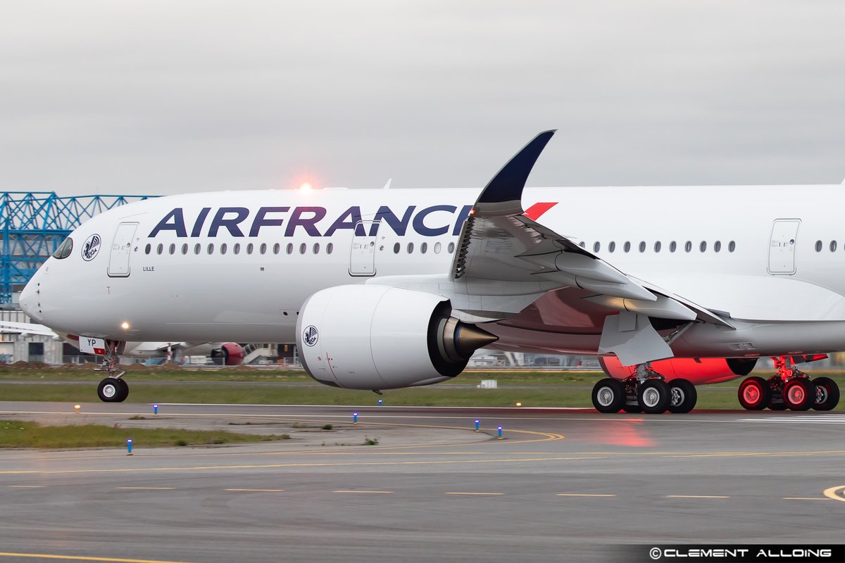 CAlloing's tweet photo. Departure on delivery flight this evening of #Lille @lillefrance , newest @Airbus #A359 for @airfrance ! #FHTYP , follow #AFR375V on @RadarBox24  enroute to CDG ! #Avgeeks #Avgeeks @A318111 https://t.co/vY7SogONdl