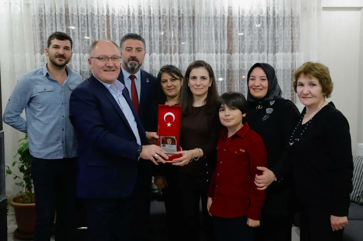 fatihdeveci058's tweet photo. Her zaman en büyük destekçimiz olan Sayın Belediye Başkanımız @avhilmibilgin ve eşleri İlkay BİLGİN hanım ile Şehidimiz Adnan SAKA'nın değerli emanetleri olan eşi Didem SAKA ve oğlu Yusuf Ali SAKA'yı hanelerinde ziyaret ederek birlikte iftarımızı yaptık. https://t.co/kN24ZJaEv7