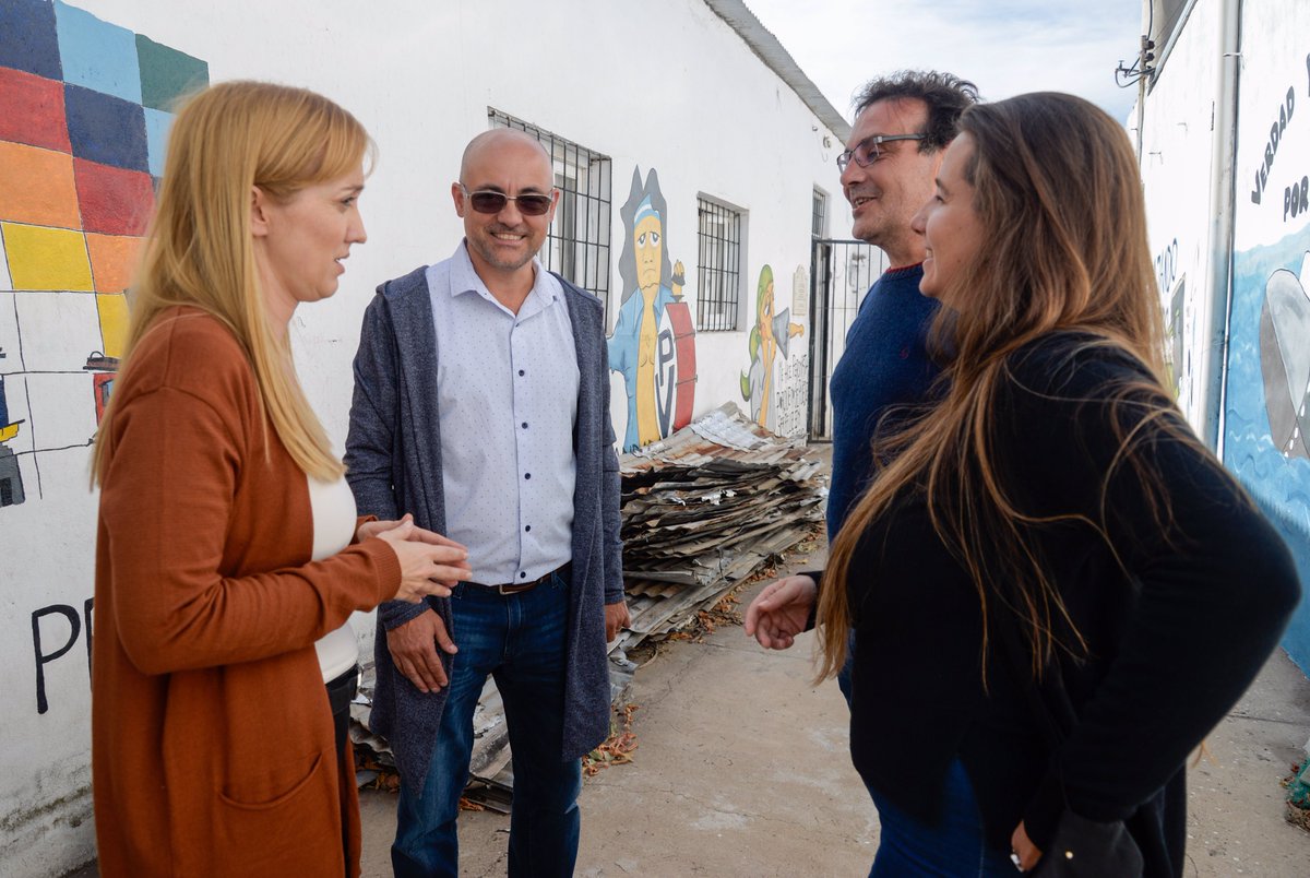 anabelfsagasti's tweet photo. 📍En #GeneralAlvear escuché a familias y miembros de la Fundación “12 de Agosto” en su reclamo contra el cierre del histórico Jardín Maternal Ayün, que alberga a 55 niños y niñas. No vamos a permitir que sigan cerrando espacios educativos en nuestra provincia. #ElAyünNoSeToca https://t.co/I7nKhOJpqr