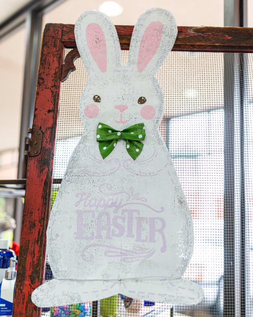 The perfect Easter Sunday gathering begins with the perfect decor! Stop by today to shop last-minute decorations before your family celebrations this weekend. 🐰