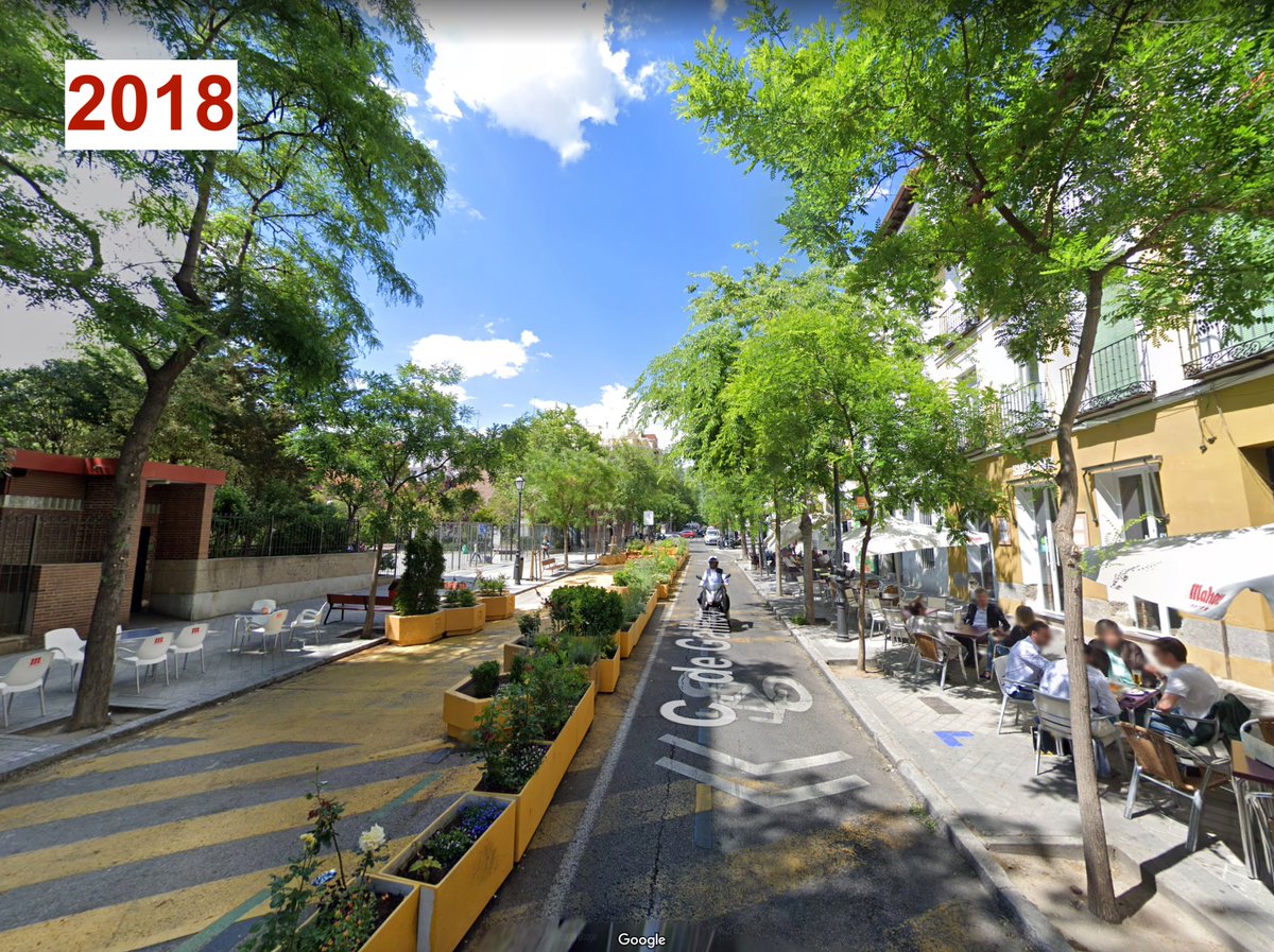 giraldeo's tweet photo. Esta historia para no olvidar: en las políticas urbanas, a veces, se puede retroceder muy rápidamente. Esta es la calle Galileo de Madrid en 2015, en 2018 y nuevamente en 2022. Junto a la entrada de un parque infantil, por cierto. https://t.co/5QVDa5wwBy